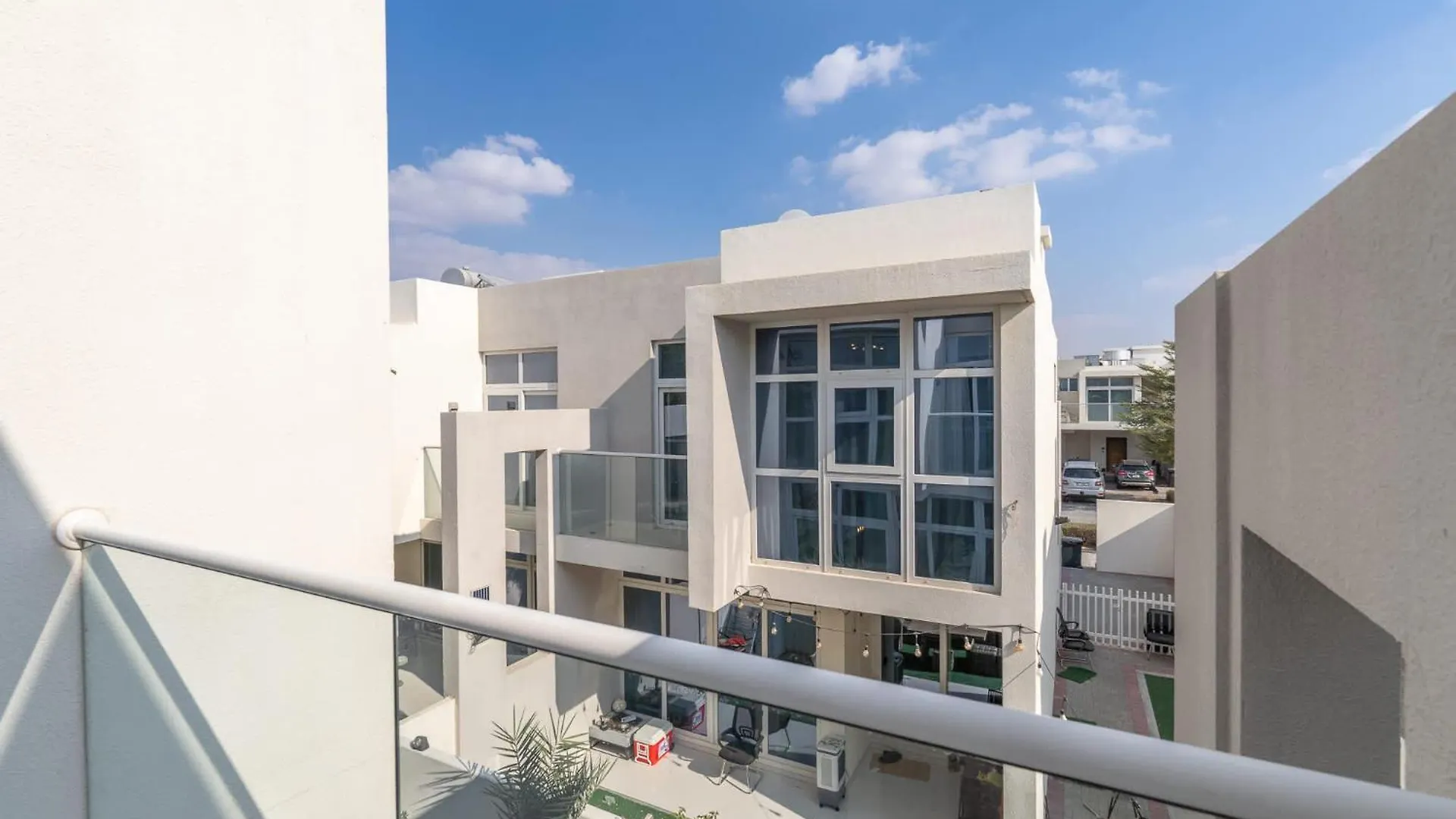 Affordable Modern Villa In Damac Hills 2 With Free Access To The Community Water Park Dubai Förenade Arabemiraten