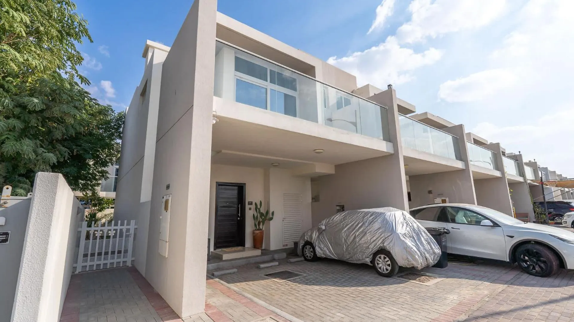 Affordable Modern Villa In Damac Hills 2 With Free Access To The Community Water Park Dubai Förenade Arabemiraten